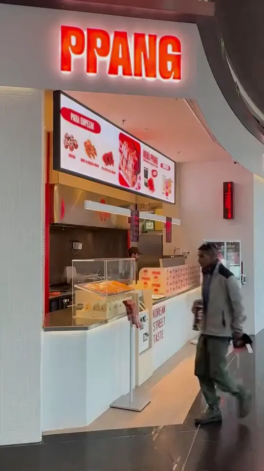 El local de Ppang en Marineda City, con el rótulo encendido sobre la barra.