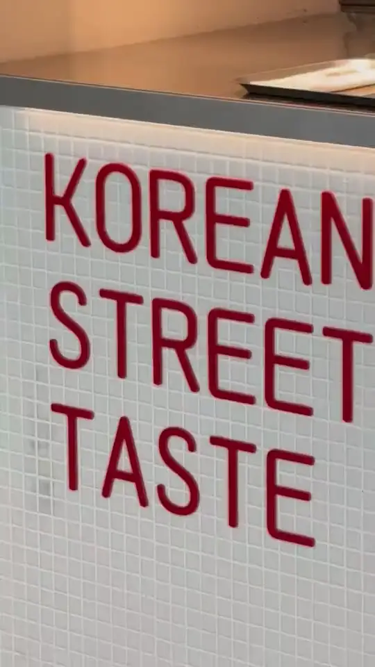 Letras Korean street taste en el frente de la barra.