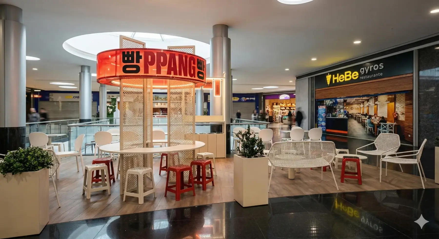 Terraza de Ppang en el food court de Marineda City, con la lámpara circular roja sobre la mesa redonda.